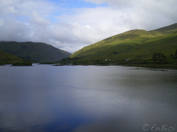 Fiordo de Leenaun, Irlanda en bicicleta