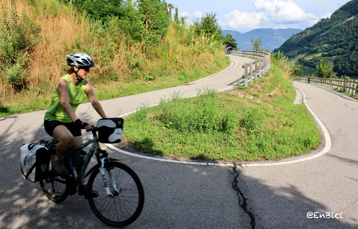 carril bici a la entrada de Merano, Sudtirol y Dolomitas en bicicleta