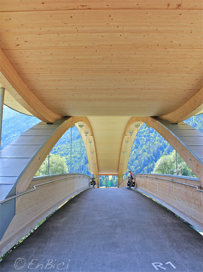 puente madera sudtirol en bicicleta